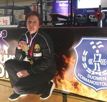 Tarja Partanen klassinen penkkipunerrus Masters N50 sarjan 57kg 2018 SM-kultaa, ja SE-tulos 68kg.