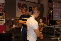 Antti Ahonen ja joukkuemestaruuspalkinto