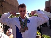 Toni V. Leppoisasti 2014 MM-mitalit kaulassa