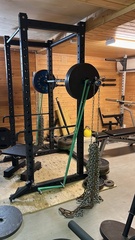 Tässä ketjut on ripustettu kyykkyä varten. Periaate on sama penkkiä ajatellen. Huomaa, että mahdollista on kumien ja ketjujen käyttö yhtä aikaa. Se on sitten kokeneiden nostajien juttu.