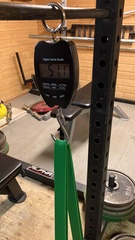 Kumien vastuksen mittaus vaakalla. Tässä kumit on kiinnitetty alhaalta. Periaate on sama kuin jos olisivat ylhäältä kiinni.